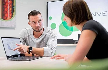 Kundin im Beratungsgespräch mit Makler| OPTINVEST